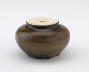 Liten burk som används som tecaddie, Gifu-prefekturen, Muromachi- eller Momoyama-perioden (keramik) av Japanese School