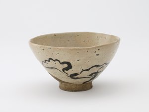 Teskål med design av odödlighetssvamp, Edo-period, 1700-1800-tal (stengods med järnpigment under klar glasyr)