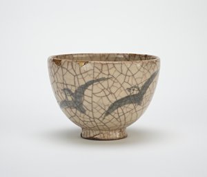 Teskål med design av plovers, Kyoto-relaterad porslin, mitten av 1800-talet (stengods med koboltdekor under krackelerad glasyr) av Japanese School