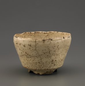 Teskål med skårad fot, Yamaguchi-prefekturen, Edo-period (stengods med vit slip under trä-aska glasyr)