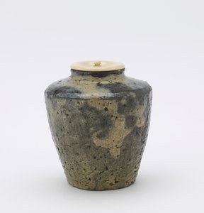 Tecaddie med facetterade sidor, katatsuki-typ, Kumamoto-prefekturen, Edo-perioden, sent 1700-1800-tal (stengods med ris-halm-aska glasyr) av Japanese School