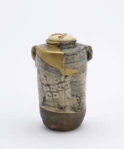 Tecaddie med två luggar, i Oribe-stil, Kyoto, Kyoto-fu, Edo-period, sent 1600-tal eller tidigt 1800-tal (keramik) av Japanese School
