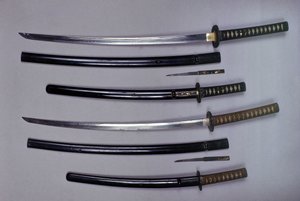 Överst: en katana, japanskt svärd och dess slida, wakizashi, japanskt kort svärd i dess slida, liten Kokatawa dolk stuvar i samma skida. alla tre är från 1700-talet. de lägre är från 1600-talet. av Japanese School