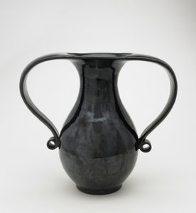 Vas i mimikuchi-form, Seto, Kyoto-fu eller Aichi Prefecture, Edo-period eller Meiji-eran (stengods med järnglasyr) av Japanese School