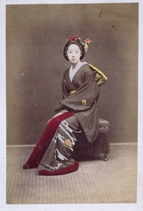 Ung flicka i en kimono, ca 1860-70 (handfärgat foto) av Japanese School