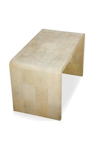 Soffbord, modell skapad c.1925 (trä & hajskinn) av Jean-Michel Frank