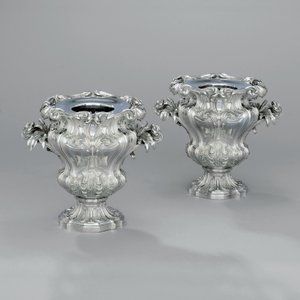 Ett par urnformade vinkylare med bladrullar och bullrushhandtag, ca 1880 (silver) av Jean Baptiste Gustave Odiot