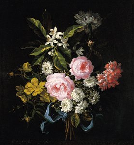 Bukett av kamomill, rosor, apelsinblommor och nejlikor bundna med ett blått band