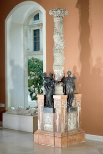 Monument till hjärtat av Anne, herre då den förste hertigen av Montmorency (1493-1567), ansluten till Frankrike, med allegorier om rättvisa, fred och överflöd. Bronsskulptur och vit marmor av Jean Bullant (1515/1520-1578), Martin Lefort (känd från 1562 til
