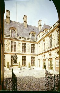 Utsikt över Cour dHonneur på Hotel Carnavalet, byggt ca 1545