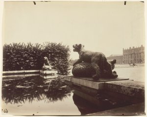 Versailles, Fontaine du Point du Jour, (Tigre Terrassant un Ours av Houzeau) av Jean Eugène Auguste Atget