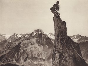 Schweiz: Gendarme på Sonnigwichel, tittar mot Oberalpstock (s/v foto) av Jean Gaberell