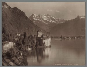 Chillon slott vid Genèvesjön, i fjärran Dents du Midi Chillon et la Dent du Midi (titel på objekt) av Jean Henri Jullien