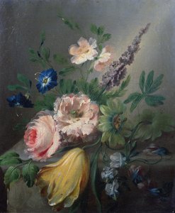 Stilleben av rosor, passionsblommor, en tulpan och andra blommor på en stenkant