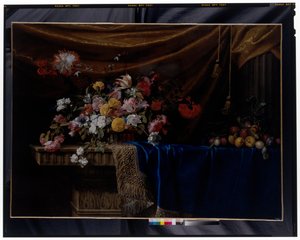 Ett stilleben av en korg med blommor och en frukthög på ett skulpterat stenbord av Jean Picart