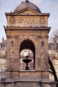 Arkitektur: utsikt över de oskyldigas fontän. Designad av arkitekterna Jean Goujon, Augustin Pajou och Pierre Lescot. 1546-1549. Place Joachim du Bellay, Paris.