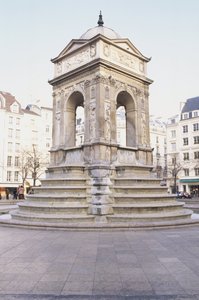 Frankrike, Paris, Fontaine des Innocents, stenfontän med trappsteg.
