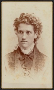 Carte-de-visit-porträtt av Miss Julia J. Thomas, ca. 1875. av Jefferson Beardsley