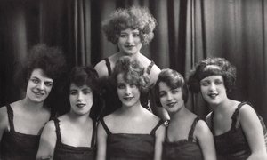 En dans- eller teatergrupp, c1900-1929. av Jerome Ltd