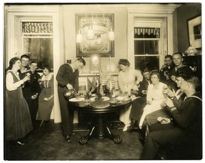 Alice Foote MacDougal underhåller en grupp sjömän i sin lilla lägenhet i Old War, Greenwich Village, New York, USA, ca 1917-18 (foto av gelatinsilver)