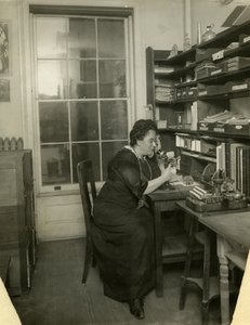 Beals i hennes studio, ca 1912-18 (foto av gelatinsilver) av Jessie Tarbox Beals