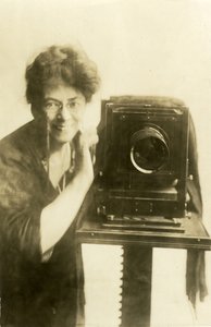 Beals självporträtt, ca 1918-20 (foto av gelatinsilver) av Jessie Tarbox Beals