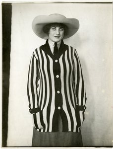 Blazertröja & filthatt, Forsythe, ca 1905-18 (foto i gelatinsilver) av Jessie Tarbox Beals