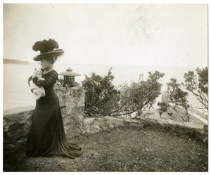 Ella Wheeler Wilcox på Sound Beach, Conn, ca 1905-11 (gelatinsilverfoto) av Jessie Tarbox Beals