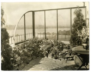 Fru Regina Jais trädgård, ca 1936-37 (foto av gelatinsilver) av Jessie Tarbox Beals