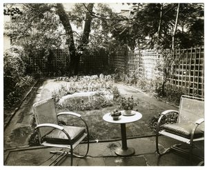 Garden of Mrs W H Wells 265 W 11th, Greenwich Village, New York, USA, ca 1936-37 (foto av gelatinsilver) av Jessie Tarbox Beals