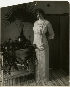 Grått turkiskt material med svartvitt broderi, Lord & Taylor, ca 1905-18 (gelatinsilverfoto) av Jessie Tarbox Beals