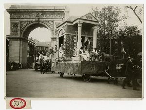 Historical Parade Colonial Home Float nr 27 av Jessie Tarbox Beals