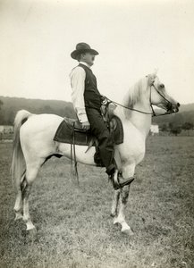 Homer Davenport serietecknare på sin arabiska häst, ca 1905-12 (gelatinsilverfoto) av Jessie Tarbox Beals
