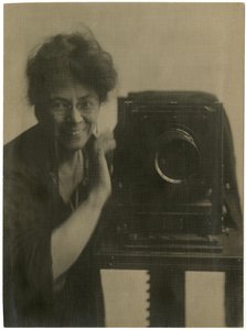 Jessie Tarbox Beals, självporträtt med kamera, ca 1918-20 (gelatinsilverfoto) av Jessie Tarbox Beals