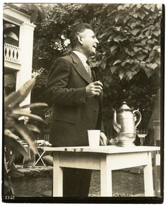 John W. Mitchell berömda auktionsförrättare, Country Auction i Greenwich, Conn eller Weston, Conn av Jessie Tarbox Beals