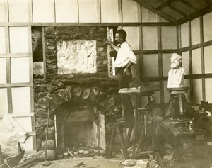 Karl Bitter (skulptör) bygger sin eldstad själv, ca 1905-15 (foto av gelatinsilver) av Jessie Tarbox Beals