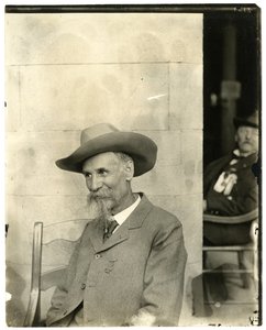 Man med hatt, medalj, ca 1905-40 (gelatinsilverfoto) av Jessie Tarbox Beals
