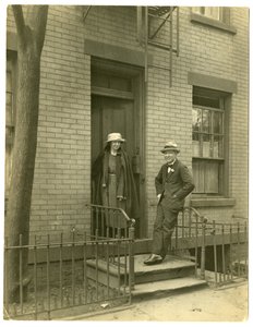 Mr Llewelyn Powys, författare och hans fru, ca 1905-40 (foto av gelatinsilver) av Jessie Tarbox Beals