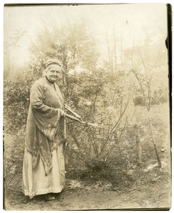 Mrs Alzirc Hewitt Wade - 88 år gammal - i trädgården i Ossining, NY, ca 1905-28 (foto av gelatinsilver) av Jessie Tarbox Beals