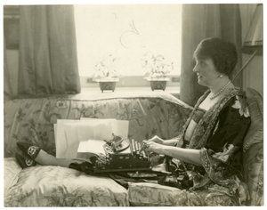 Mrs Emily Post, författare till Etiquette, ca 1926-28 av Jessie Tarbox Beals