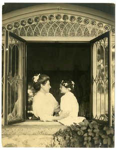 Mrs Ernest Thompson Seton & dotter Ann av Jessie Tarbox Beals