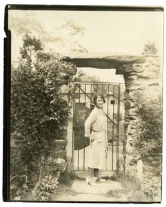 Mrs Ernest Thompson Seton från Greenwich Conn, nationell president för League of American Pen Women som seglar den 18 juni med Field Expedition för att utforska de övre delarna av Amazonas av Jessie Tarbox Beals