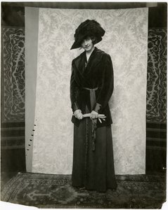 Röd sammetsdräkt med plisserad dragkjol, Arnold & Constable, ca 1905-18 (foto i gelatinsilver) av Jessie Tarbox Beals