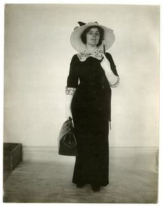 Rätt sätt att bära en väska och paraply, c.1905-18 av Jessie Tarbox Beals