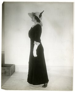 Rätt sätt att stå när man går, ca 1905-18 (foto av gelatinsilver) av Jessie Tarbox Beals