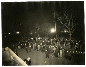Suffrage Parade, Greenwich Village, New York, USA, ca 1915-18 (foto av gelatinsilver) av Jessie Tarbox Beals