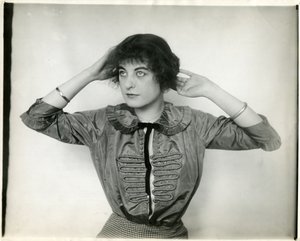 Taftblus, Forsythe, ca 1905-18 (foto av gelatinsilver) av Jessie Tarbox Beals