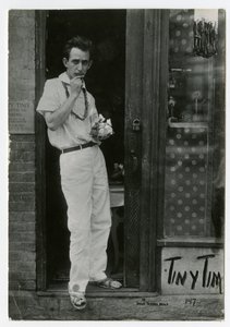 Tiny Tim, Greenwich Village, New York, USA, ca 1915-22 (foto av gelatinsilver)