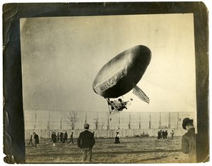 Luftskepp "Staden St Mande". av Jessie Tarbox Beals
