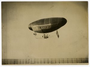 Luftskepp "Staden St Mande". av Jessie Tarbox Beals